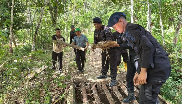 Permudah Akses Jalan Warga di Daerah Terpencil. Batalyon B Pelopor Renovasi Jembatan