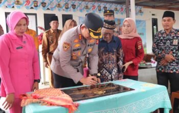 Kapolres Musi Rawas Serahkan Kunci Bedah Rumah Hasil Donasi Personel