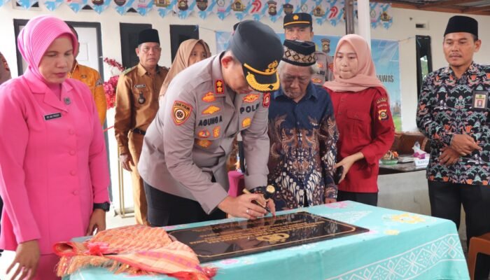 Kapolres Musi Rawas Serahkan Kunci Bedah Rumah Hasil Donasi Personel