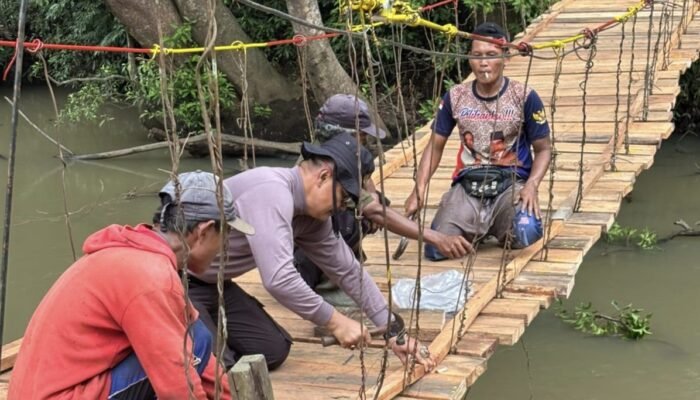 Peduli Masa Depan Anak dan Masyarakat, Polres Musi Rawas Perbaiki Jembatan Gantung