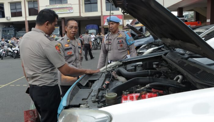 Tim Supervisi dari Biro Logistik Polda Sumsel Periksa Kendaraan dan Senpi Personil