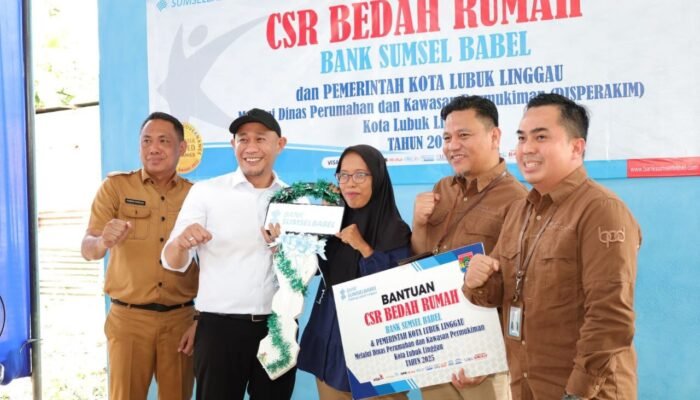 Wali Kota Lubuk Linggau Serahkan Kunci Bedah Rumah Bantuan CSR Dan Bank Sumsel Babel