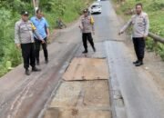 Cegah Kecelakaan Berulang, Kapolsek BTS Ulu Benahi Jembatan Berlubang di Desa Tambangan