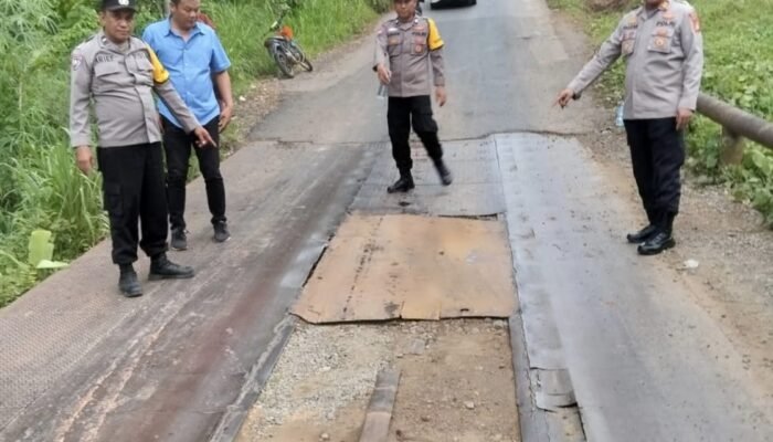 Cegah Kecelakaan Berulang, Kapolsek BTS Ulu Benahi Jembatan Berlubang di Desa Tambangan