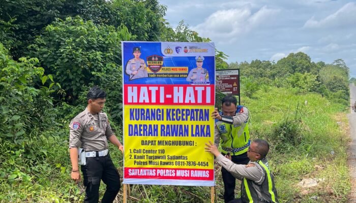 Cegah Lakalantas, Satlantas Polres Musi Rawas Pasang Spanduk Himbauan