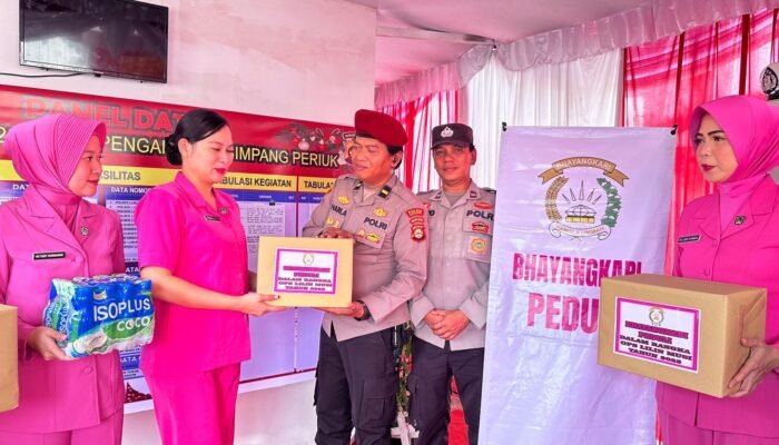 Pastikan Kesiapsiagaan Personil. Kapolres Lubuk Linggau Didampingi Ketua Bhayangkari Cabang Lubuk Linggau Tinjau Pospam Dan Pelayanan