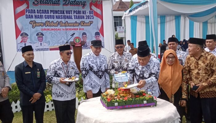 Puncak Peringatan HUT PGRI 80 dan HGN 2025 Dilakukan pemotongan 80 Nasi Tumpeng. Ini Pesan Penting Walikota Lubuklinggau