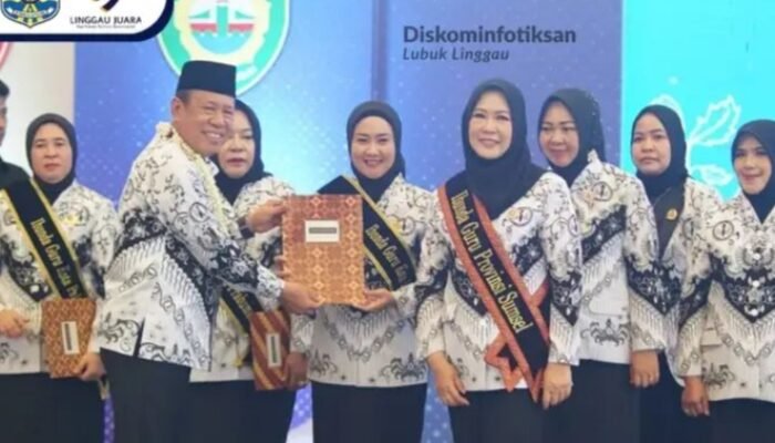 Hut PGRI 80 dan HGN. Ketua TP PKK Kota Lubuk Linggau Dilantik sebagai Ibunda Guru Kota Lubuk Linggau