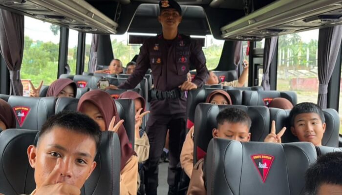 Satbrimob Polda Sumsel Batalyon B Pelopor Hadirkan Program Bus Sekolah Gratis bagi Pelajar Lubuklinggau