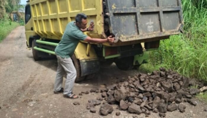 Peduli Sosial. Anggota DPRD Musi Rawas Rizal, SH Dari Nasdem Perbaiki Jalan Rusak di BTS Ulu Cecar