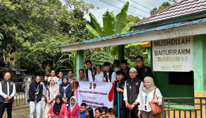 Peringati Hari Jadi Intelijen. Sat Intelkam Polres Musi Rawas Utara Kerja Bakti dan Baksos Bersih Dua Rumah Ibadah