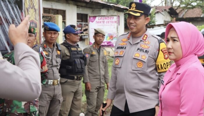 Kapolres Musi Rawas Bersama Ketua Bhayangkari Cek Pos Pam dan Berikan Tali Asih