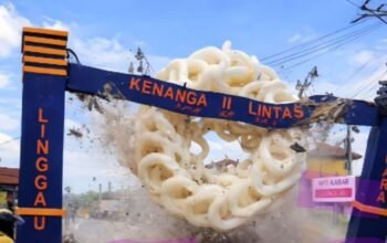 Dicium Truk Pengangkut Kerupuk, Gapura Kenanga Roboh