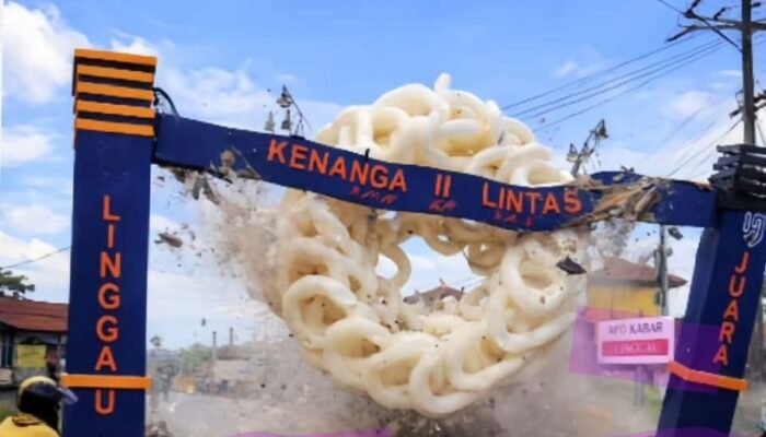 Dicium Truk Pengangkut Kerupuk, Gapura Kenanga Roboh