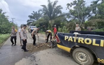 Cegah Kecelakaan. Kapolsek BTS Ulu Polres Musi Rawas Respon Cepat Timbun Jalan Berlubang