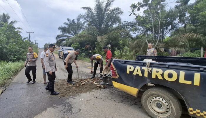 Cegah Kecelakaan. Kapolsek BTS Ulu Polres Musi Rawas Respon Cepat Timbun Jalan Berlubang