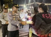 Pererat Silaturahmi Kamtibmas. Polres Lubuklinggau Bagi-Bagi Nasi Kotak Malam Tahun Baru
