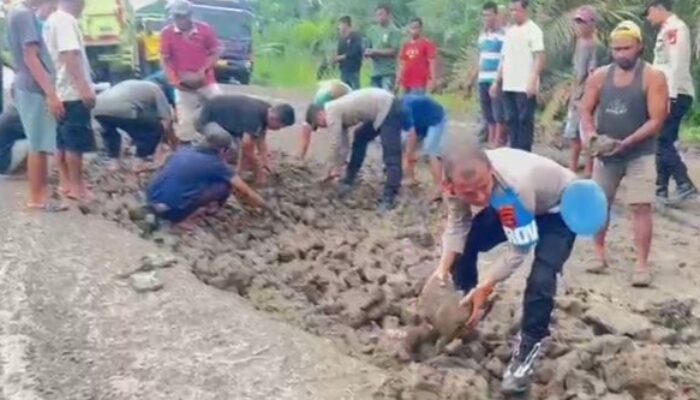 Jalan Rusak. Saat Libur Ini Yang Dilakukan Polsek Muara Lakitan Polres Musi Rawas