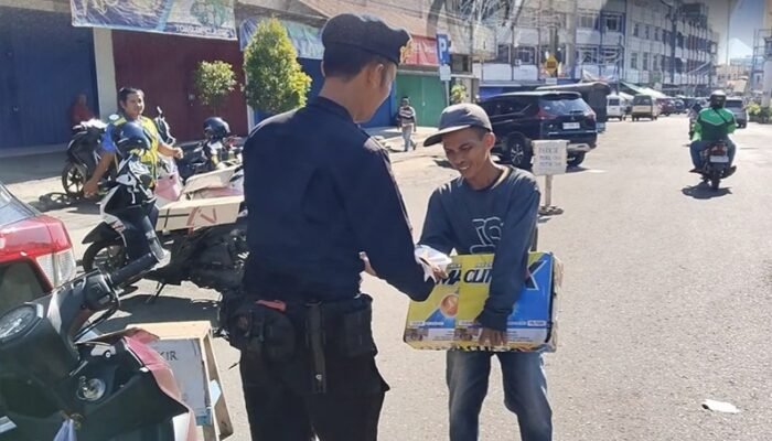 Wujudkan Kepedulian Sosial Satbrimob Polda Sumatera Selatan Batalyon B Pelopor, Berbagi Melalui Kegiatan Jumat Berkah