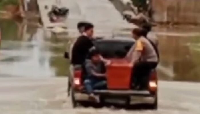 Aksi Kemanusian. Polsek BTS Ulu Bantu Evakuasi Jenazah Akibat Jalan Mura–Pali Tergenang Banjir