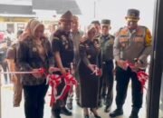 Kajari Musi Rawas Dr. Ema Siti Huzaemah, SH., MH menyambut kedatangan Kajati Sumsel Dr.ketut Sumadena, SH., MH Terkait peresmian Rumah Dinas, Klinik, dan TK Adhyaksa di Musi Rawas .