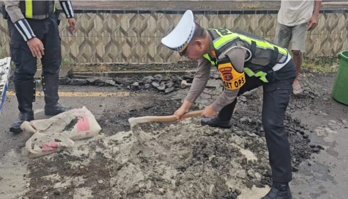 Operasi Keselamatan Musi 2026.Satlantas Polres Musi Rawas Lakukan Penambalan Jalan Berlubang