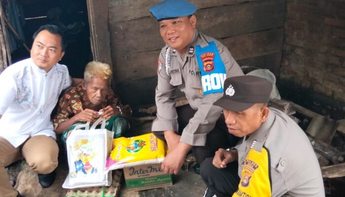 Polsek Muara Beliti Peduli Melalui Program Jum’at Berkah Berbagi “Mang Beliti”.