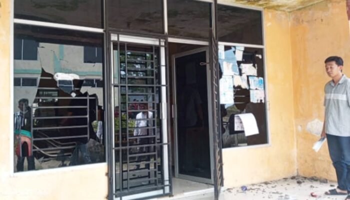 Aspirasi Tak Didengar, Massa AMMBB Rusak Kantor Lurah Muara Beliti