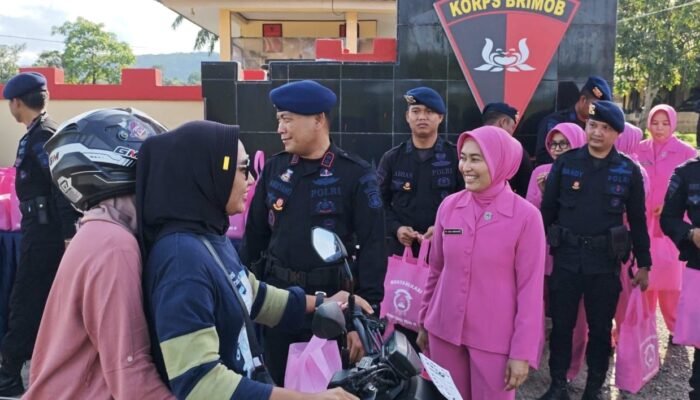 Ramadhan 1447 H. Batalyon B Pelopor Bersama Bhayangkari Berbagi Takjil Kepada Masyarakat