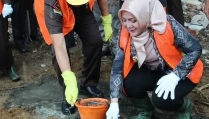 Kajati Sumatera Selatan Didampingi Musi Rawas, Hj Ratna Machmud Melakukan Peletakan Batu Pertama Pembangunan TK Adhyaksa