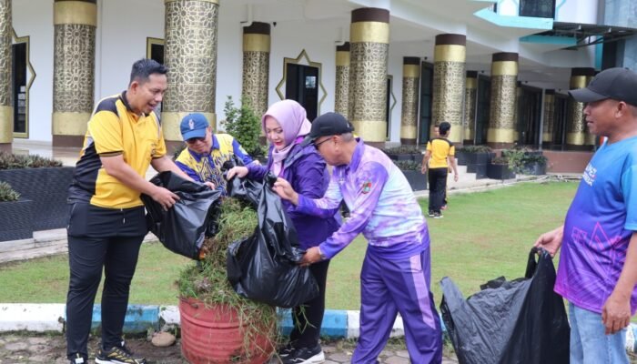 Sukseskan Perintah Presiden RI Bersih-Bersih Nasional, Polres Musi Rawas Bersama Pemerintah Kabupaten Musi Rawas Kurve Masjid Agung Darussalam