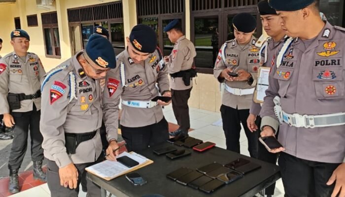 Satbrimob Polda Sumsel Batalyon B Pelopor Laksanakan Pemeriksaan Ponsel Personel