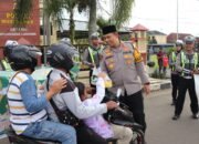 Semarakkan Bulan Suci Ramadhan 1447 H. Kapolres dan Wakapolres Musi Rawas Bagi-Bagi Takjil Kepada Pengguna Jalan