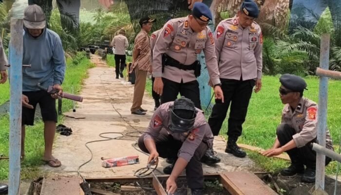 Jembatan Penghubung Antar Wilayah Di Musi Rawas Diperbaiki Personil Satbrimob Polda Sumsel Batalyon B Pelopor