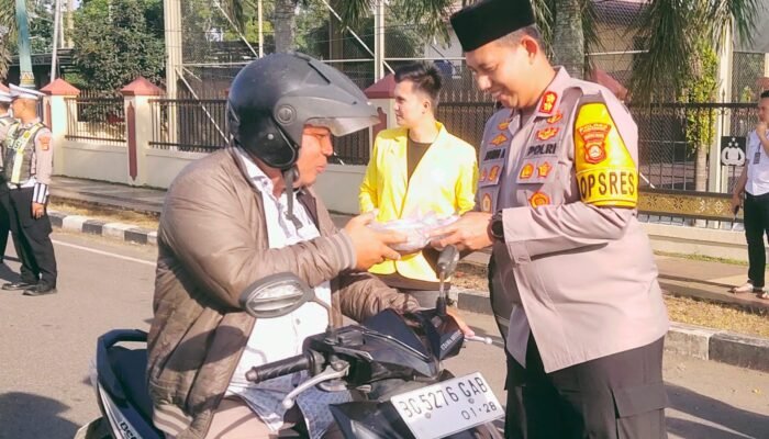 Satlantas Polres Musi Rawas Bersama Komunitas Ojek Beliti dan Mahasiswa Bagi-Bagi Takjil