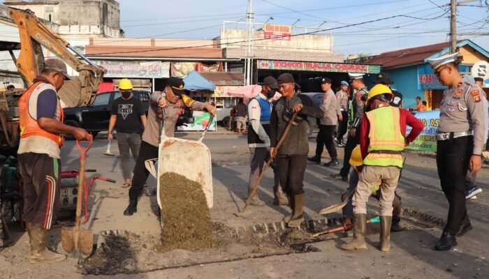 Sukseskan Program Belida Polda Sumsel dan Dukung Indonesia Asri. Kapolres Musi Rawas Bersama Stakeholder Pimpin Penambalan Jalan Berlubang,