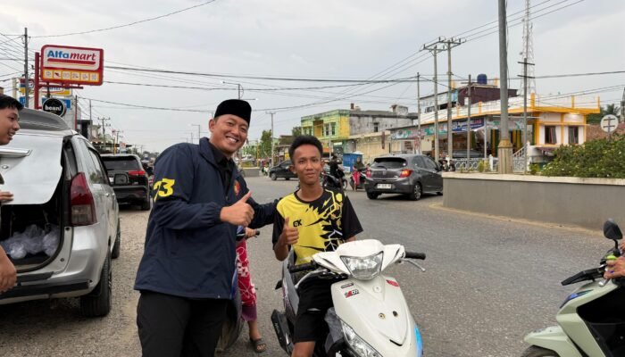 Sat Reskrim Polres Musi Rawas Utara Bagi-Bagi Takjil Ramadhan 1447 H