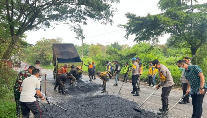Jelang Mudik Lebaran, Polres OKU Tambal Jalan Berlubang di Jalur Lintas Sumatera