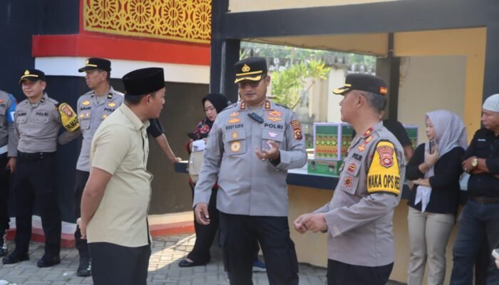Kapolres Musi Rawas Utara Bersama Insan Pers Bagi-Bagi Takjil untuk Pengguna Jalan Lintas Sumatera