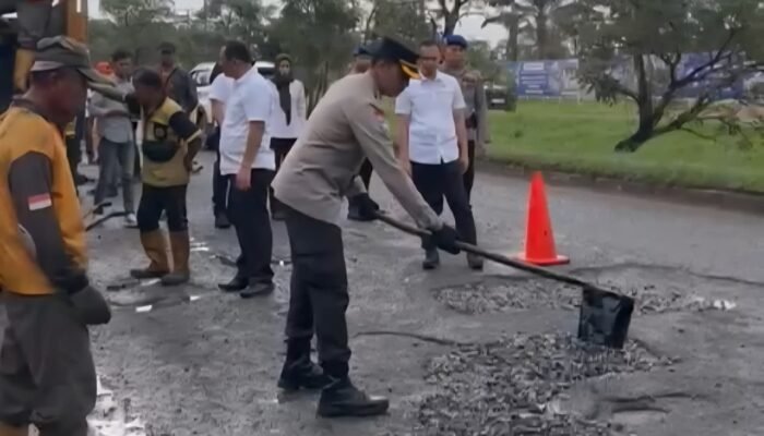 Jelang Mudik Lebaran, Polda Sumsel Kerahkan 106 Personel Perbaiki Jalan di Tiga Wilayah