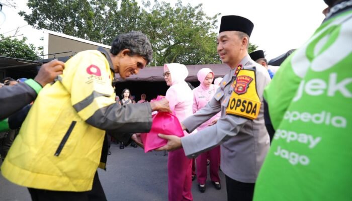 Kapolda Sumsel Dan Bhayangkari Cek Pospam Ketupat 2026, Bagikan Tali Asih Hingga Takjil Di Pospam Simpang 5 DPRD