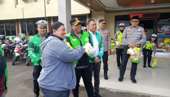 Pengemudi Ojol Di Kota Lubuklinggau Dapat Bingkisan Sembako Gratis Di Hari Ramadhon