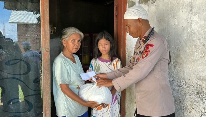 Brimob Linggau Berbagi Kebahagiaan: Zakat Fitrah untuk Warga yang Membutuhkan