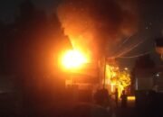 Kobaran Api Lahap Garasi Klinik Dan Lima Kendaraan di Ilir Barat I, Empat Unit Damkar Dikerahkan