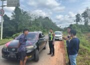 Padal dan Personil Piket Pospam Karang Jaya Polres Musi Rawas Utara Bantu Mobil Pemudik Yang Patah Sayap
