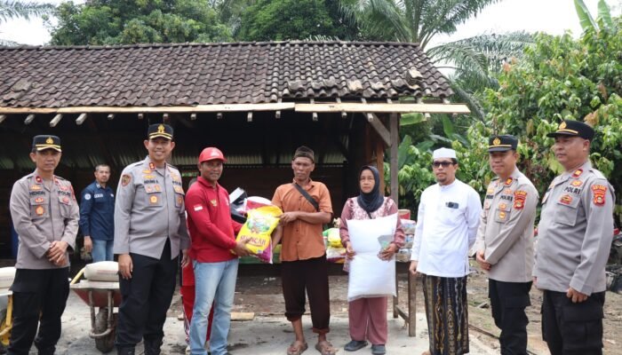 Wujud Kepedulian, Kapolres Musi Rawas Bersama PCNU Bantu Korban Kebakaran