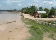 Rekontruksi Pembangunan Pengaman Sungai Diduga Dibangun Asal-Asalan. Masyarakat Menduga Pemasangan Tiang Pancang Kurang Dalam
