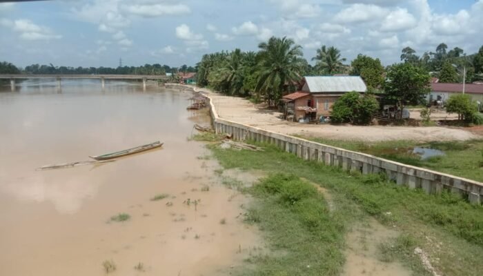 Rekontruksi Pembangunan Pengaman Sungai Diduga Dibangun Asal-Asalan. Masyarakat Menduga Pemasangan Tiang Pancang Kurang Dalam