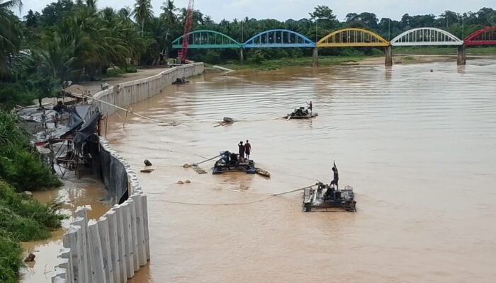 Pembangunan Pengamanan Sungai Diduga Dibangun Asal-Asalan. Legislatif Kompak Enggan Berkomentar.