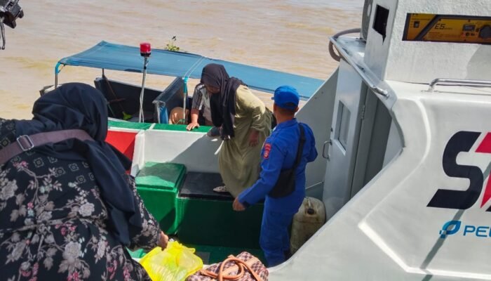 Ambulans Apung Polairud Polda Sumsel Selamatkan Nelayan Sakit Kritis dari Desa Upang Banyuasin